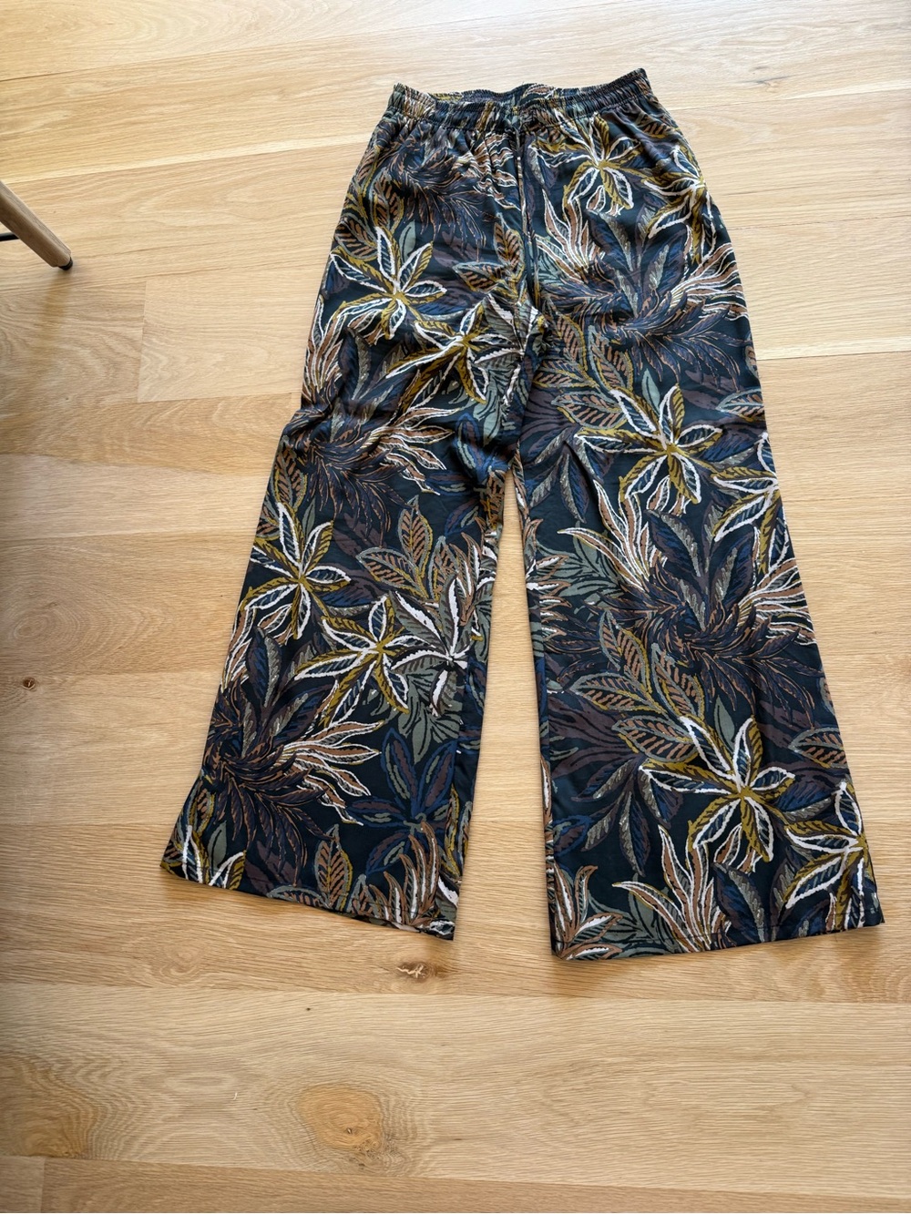 Evereve Wide-Leg Palm Leaf Print Pants - Olive, Black, Mustard.